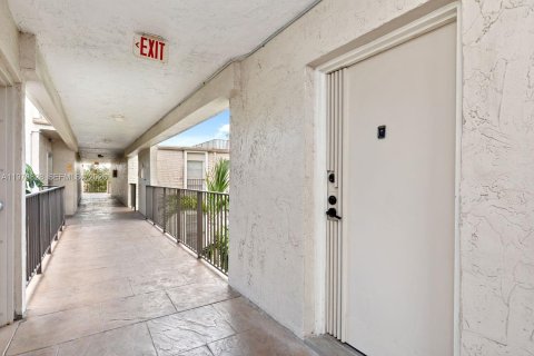 Condominio en venta en Pinecrest, Florida, 1 dormitorio, 74.51 m2 № 2046198 - foto 18