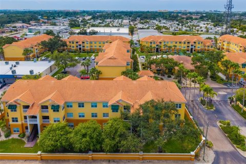 Condo in Seminole, Florida, 2 bedrooms  № 1919486 - photo 27