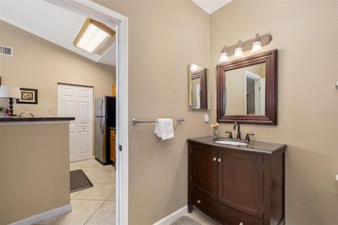 Condo in Seminole, Florida, 2 bedrooms  № 1919486 - photo 18