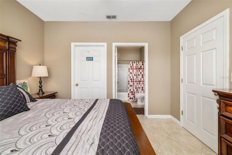 Condo in Seminole, Florida, 2 bedrooms  № 1919486 - photo 12