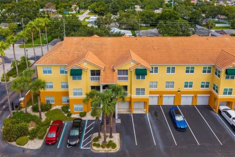 Condo in Seminole, Florida, 2 bedrooms  № 1919486 - photo 26