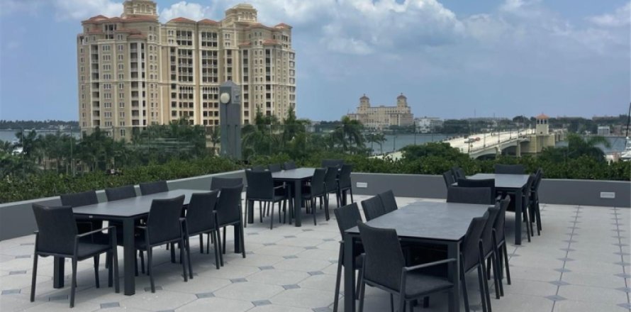 Commercial property in West Palm Beach, Florida № 1207796