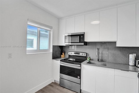 Apartment in Miami Beach, Florida 2 bedrooms, 92.9 sq.m. № 2401337 - photo 16