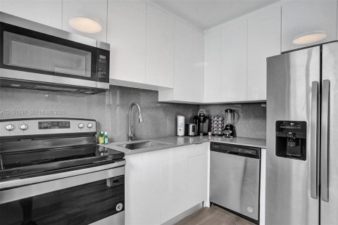 Apartment in Miami Beach, Florida 2 bedrooms, 92.9 sq.m. № 2401337 - photo 13