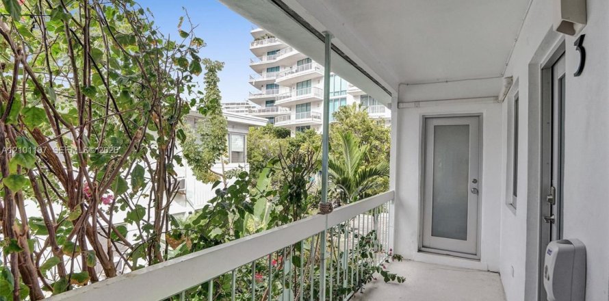 Apartment in Miami Beach, Florida 2 bedrooms, 92.9 sq.m. № 2401337