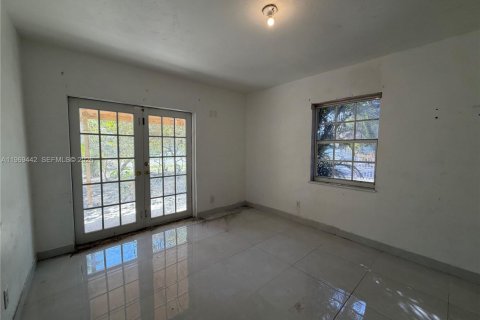House in North Miami, Florida 4 bedrooms, 132.85 sq.m. № 2030525 - photo 6