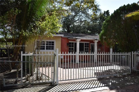 House in North Miami, Florida 4 bedrooms, 132.85 sq.m. № 2030525