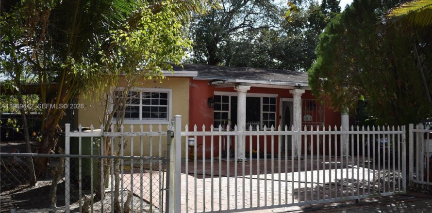 House in North Miami, Florida 4 bedrooms, 132.85 sq.m. № 2030525