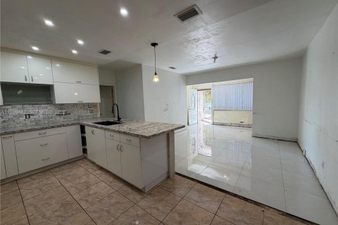 House in North Miami, Florida 4 bedrooms, 132.85 sq.m. № 2030525 - photo 4