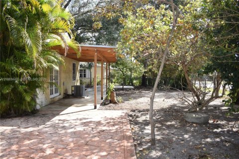House in North Miami, Florida 4 bedrooms, 132.85 sq.m. № 2030525 - photo 3