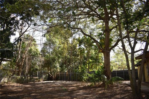 House in North Miami, Florida 4 bedrooms, 132.85 sq.m. № 2030525 - photo 2