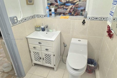 Casa en venta en Miami, Florida, 5 dormitorios, 162.02 m2 № 2035756 - foto 19