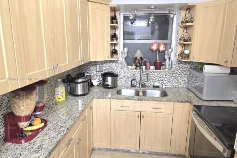 Casa en venta en Miami, Florida, 5 dormitorios, 162.02 m2 № 2035756 - foto 11