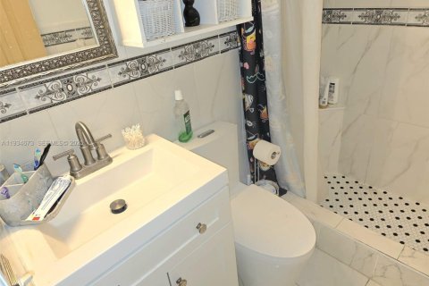 Casa en venta en Miami, Florida, 5 dormitorios, 162.02 m2 № 2035756 - foto 18