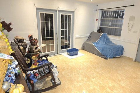 Casa en venta en Miami, Florida, 5 dormitorios, 162.02 m2 № 2035756 - foto 12