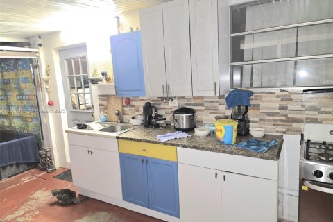 Casa en venta en Miami, Florida, 5 dormitorios, 162.02 m2 № 2035756 - foto 3