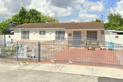 House in Miami, Florida 5 bedrooms, 162.02 sq.m. № 2035756