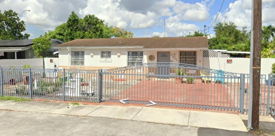 Casa en Miami, Florida 5 dormitorios, 162.02 m2 № 2035756