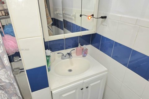 Casa en venta en Miami, Florida, 5 dormitorios, 162.02 m2 № 2035756 - foto 15