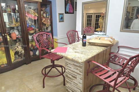 Casa en venta en Miami, Florida, 5 dormitorios, 162.02 m2 № 2035756 - foto 9