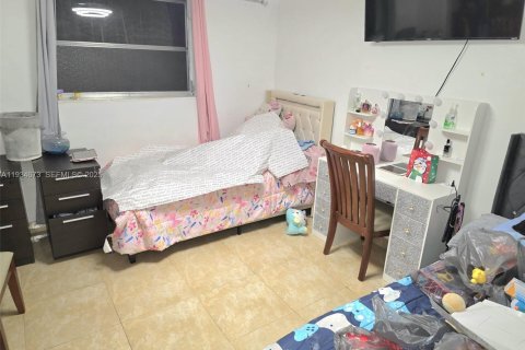 Casa en venta en Miami, Florida, 5 dormitorios, 162.02 m2 № 2035756 - foto 16