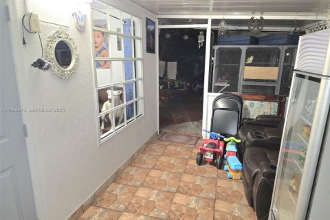 Casa en venta en Miami, Florida, 5 dormitorios, 162.02 m2 № 2035756 - foto 2