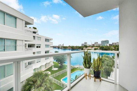 Condo in Bay Harbor Islands, Florida, 2 bedrooms  № 2384898