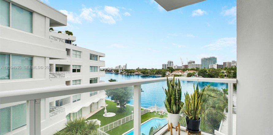 Condo in Bay Harbor Islands, Florida, 2 bedrooms  № 2384898