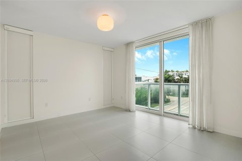Condo in Bay Harbor Islands, Florida, 2 bedrooms  № 2384898 - photo 13