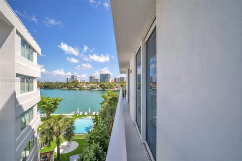 Condo in Bay Harbor Islands, Florida, 2 bedrooms  № 2384898 - photo 14