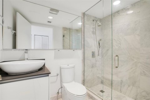 Condo in Bay Harbor Islands, Florida, 2 bedrooms  № 2384898 - photo 17