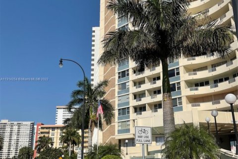 Condominio en venta en Hallandale Beach, Florida, 1 dormitorio, 77.29 m2 № 1984739 - foto 1