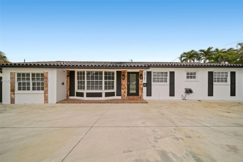 Villa ou maison à vendre à Miami, Floride: 5 chambres, 320.61 m2 № 1956900 - photo 1