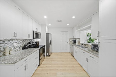 Villa ou maison à vendre à Miami, Floride: 5 chambres, 320.61 m2 № 1956900 - photo 3