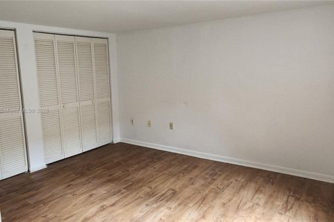 Villa ou maison à louer à Miami, Floride: 4 chambres, 242.75 m2 № 1948790 - photo 17