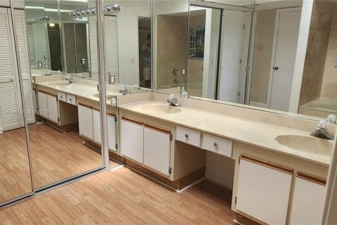 Villa ou maison à louer à Miami, Floride: 4 chambres, 242.75 m2 № 1948790 - photo 28