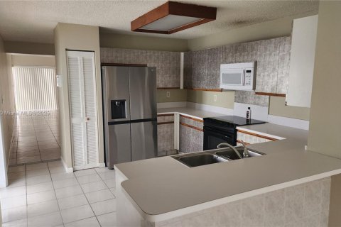 Villa ou maison à louer à Miami, Floride: 4 chambres, 242.75 m2 № 1948790 - photo 3