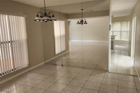 Villa ou maison à louer à Miami, Floride: 4 chambres, 242.75 m2 № 1948790 - photo 7