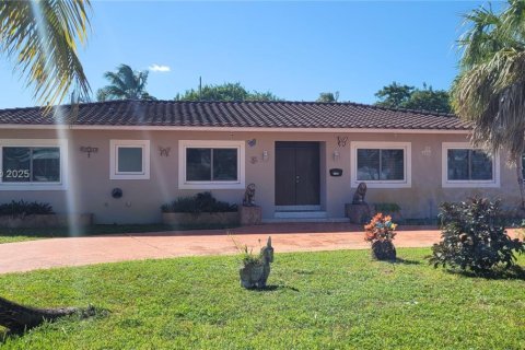Купить виллу или дом в Холливуд, Флорида 4 спальни, 229.1м2, № 1965706 - фото 1