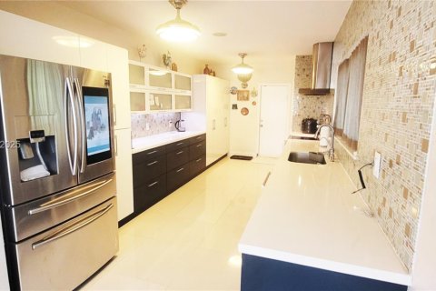 House in Hollywood, Florida 4 bedrooms, 229.1 sq.m. № 1965706 - photo 16