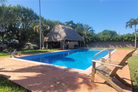 House in Hollywood, Florida 4 bedrooms, 229.1 sq.m. № 1965706 - photo 20