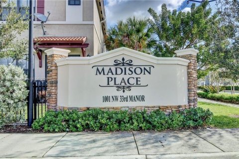 House in Pompano Beach, Florida 3 bedrooms, 131.92 sq.m. № 1946537 - photo 2