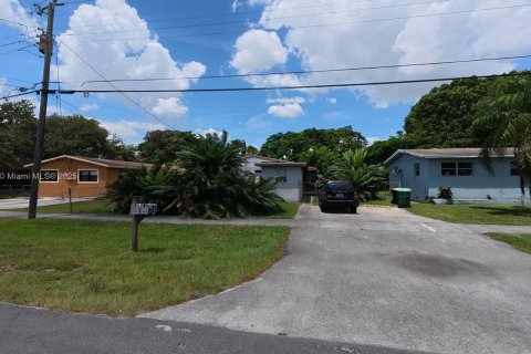 Commercial property in Dania Beach, Florida 111.76 sq.m. № 1841295 - photo 2