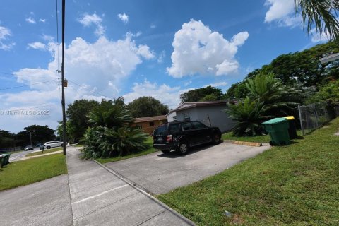 Commercial property in Dania Beach, Florida 111.76 sq.m. № 1841295 - photo 5