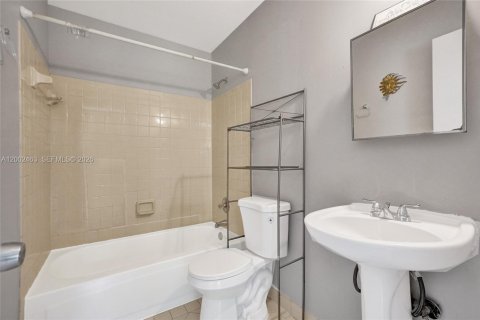 House in West Park, Florida 3 bedrooms, 106.65 sq.m. № 2068142 - photo 27