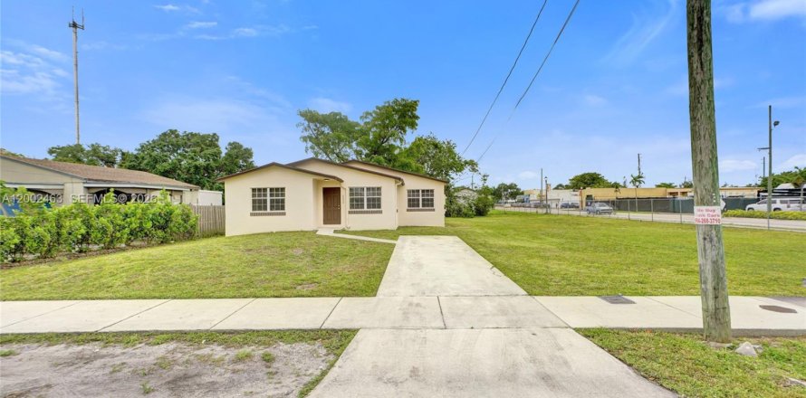 House in West Park, Florida 3 bedrooms, 106.65 sq.m. № 2068142