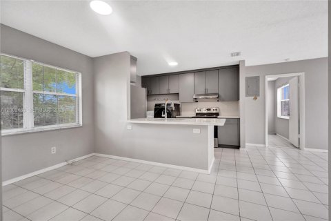 House in West Park, Florida 3 bedrooms, 106.65 sq.m. № 2068142 - photo 16