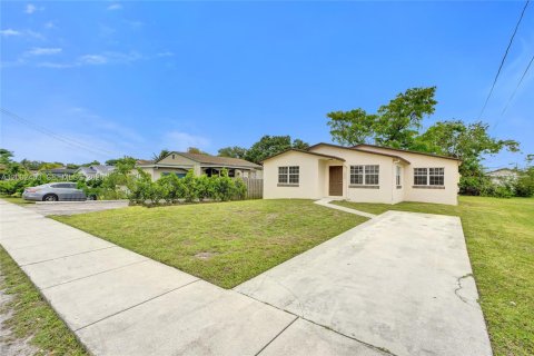 House in West Park, Florida 3 bedrooms, 106.65 sq.m. № 2068142 - photo 2