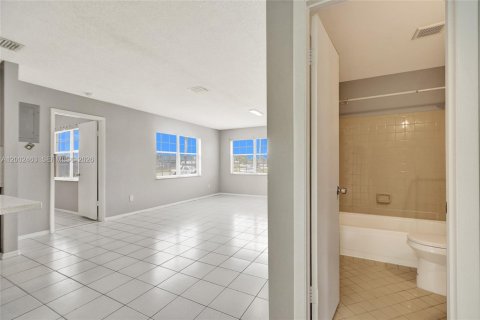 House in West Park, Florida 3 bedrooms, 106.65 sq.m. № 2068142 - photo 17