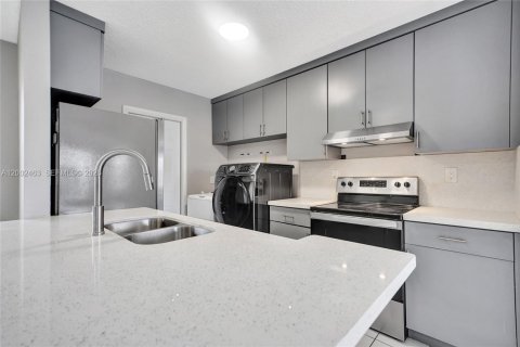 House in West Park, Florida 3 bedrooms, 106.65 sq.m. № 2068142 - photo 19